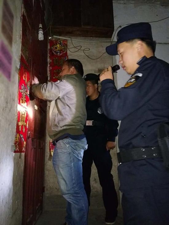 深圳粗心妈妈误将幼女锁家中 