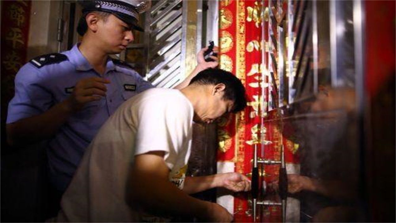 深圳请开锁师傅开了锁后，师傅